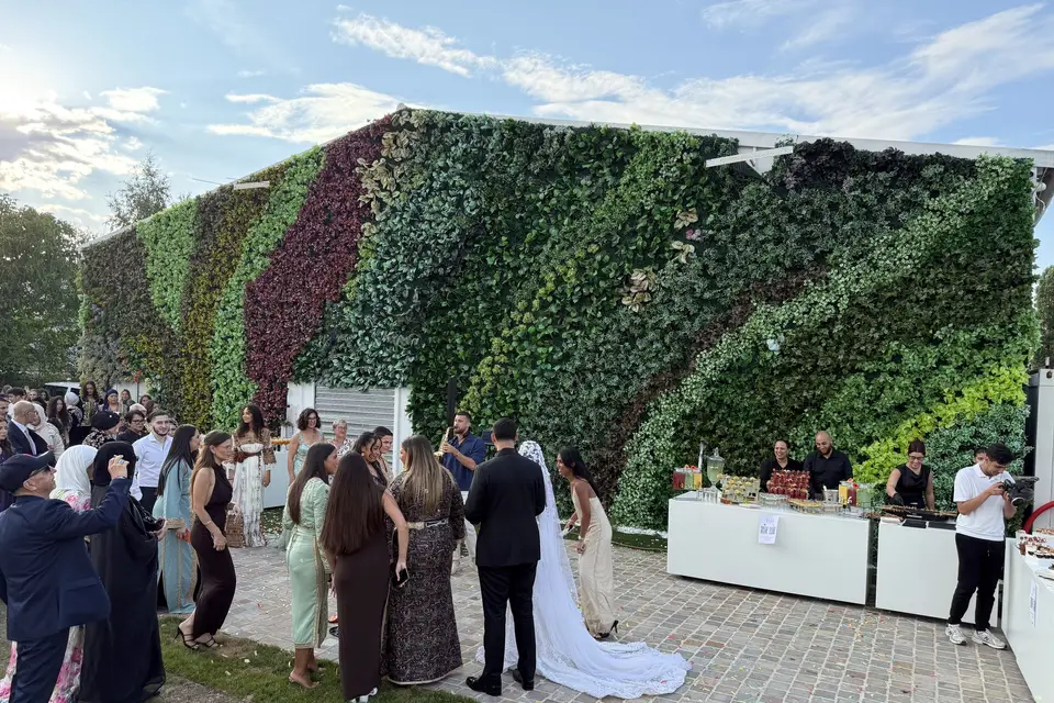Le cocktail en extérieur devant le grand mur végétal